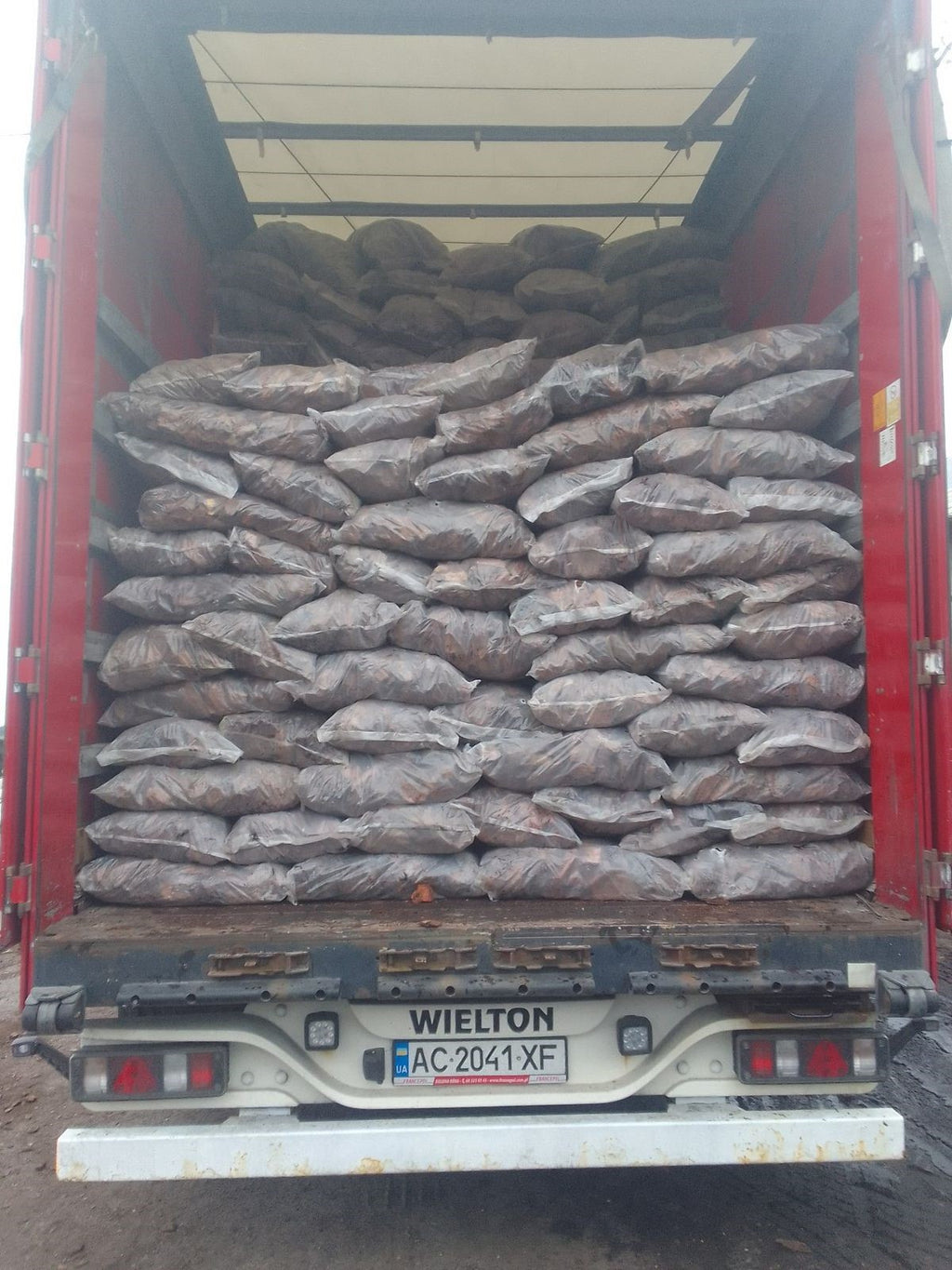 Rindenmulch aus der Ukraine – Hochwertige Natur-Baumrinde für Ihren Garten